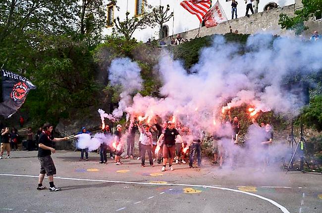 Meisterfeier. Der Fanklub «Litterna Lions» feierte den Meistertitel des EHC Visp vor zwei Jahren mit Pyros.