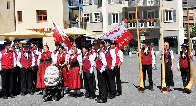 Jodelgesang. Mitglieder des «Ahori» und «Zer Tafernu» mit Fahnenschwingern und Alphornbläsern.