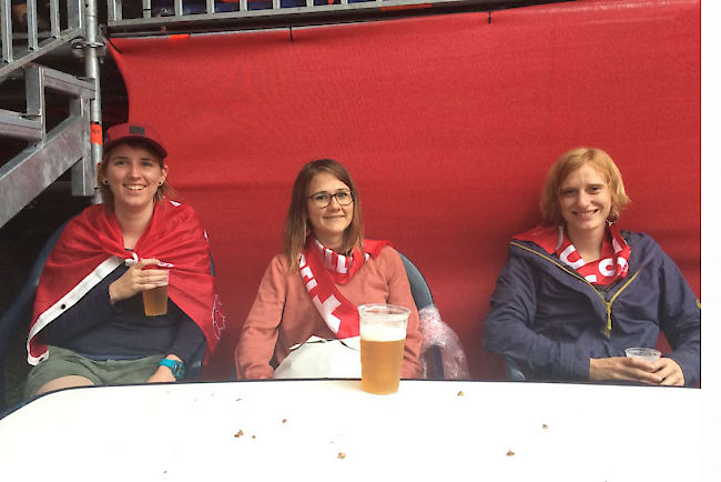 Kurz vor Anpfiff: Die Tribüne in der Gliserallee ist bis auf den letzten Platz gefüllt. Den Veranstaltern kommt heute die Überdachung zugute. Die Spannung steigt.