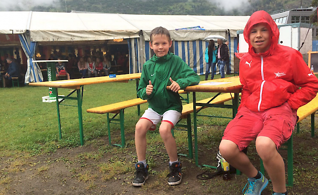 Harte Jungs in der Lonza-Arena - und der Regen lässt nach.