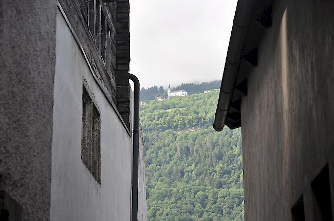 Vor 250 Jahren gegründet. Die Pfarrei im Bergdorf Eischoll. Davor gehörte die Gemeinde kirchlich zum Priorat Niedergesteln im Talgrund.