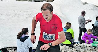 Die Entscheidung. Der Berner Oberl&auml;nder Jonathan Schmid ist im steilen Schlussaufstieg wesentlich leichtf&uuml;ssiger unterwegs als Marcel Krieghoff. 