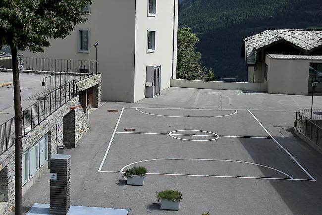 Auch in Ausserberg wurde der Platz vor dem Schulhaus neu gestaltet. 