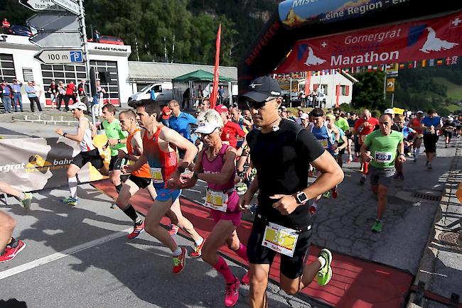 Läuferinnen und Läufer beim Start in St. Niklaus.