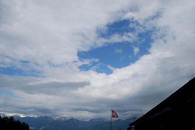 dass pünktlich um 11.00 Uhr der Himmel aufklaren würde.