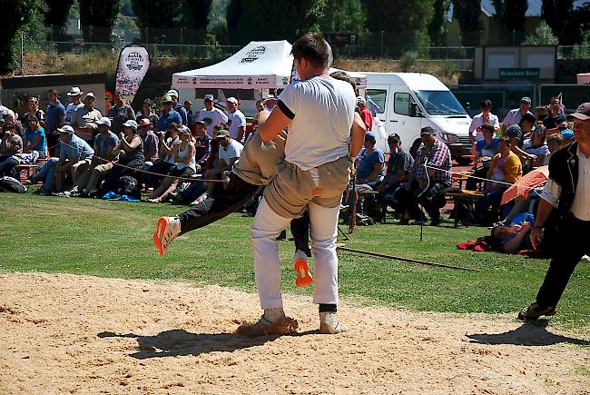 Bei einigen Kämpfen kamen leichte David-gegen-Goliath-Gefühle auf. So wurde der eine oder andere auch mehrmals aus dem Sägemehl gehoben. 