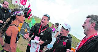 &hellip;die franz&ouml;sische Frauensiegerin Aline Camboulives (43) mit Rennchef Martin Schmid, CEO Andrea Schneider und OK-Pr&auml;sident Stefan Truffer (von links)&hellip; 