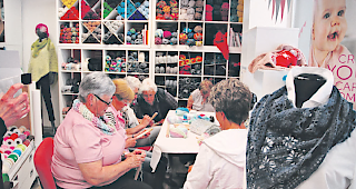 Fidele Strickladys. Das H&auml;keln mit dem Broomstick geht schon ganz leicht von der Hand.