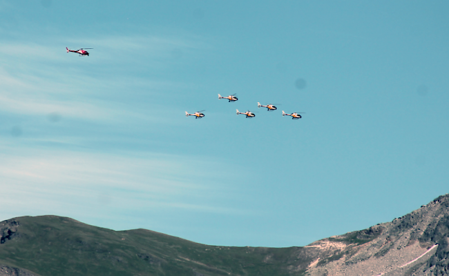 Die spanischen Armeeheli der Patrulla ASPA in Begleitung einer Air-Zermatt-Maschine hoch am Walliser Himmel über Visp in Richtung Matterhorn.