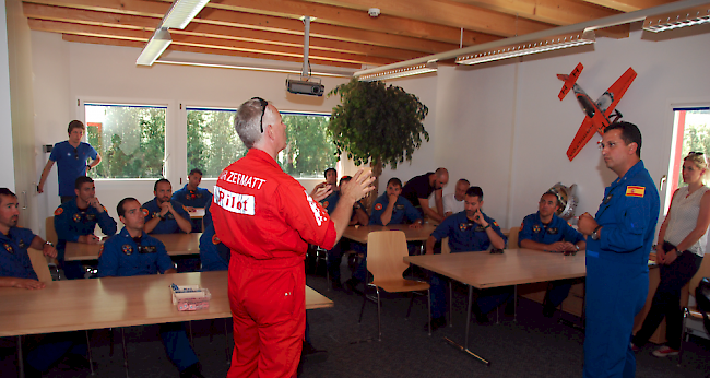 Briefing vor dem Flug: Air-Zermatt-CEO und -Pilot Gerold Biner bespricht auf der Basis in Raron mit den ASPA-Piloten den Flug zum Matterhorn.