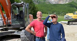 CEO Rainer Flaig und Verwaltungsratspr&auml;sident Pirmin Zurbriggen der Saastal Bergbahnen AG begutachten die Baustelle der Spielboden Talstation.