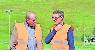 Im Gespr&auml;ch. Roger Kalbermatten, Gemeindepr&auml;sident von Saas-Fee und Verwaltungsrat der Saastal Bergbahnen AG, diskutiert mit dem Verwaltungsratspr&auml;sidenten der Saastal Bergbahnen AG, Pirmin Zurbriggen, &uuml;ber das Bauprojekt Spielbodenbahn. 