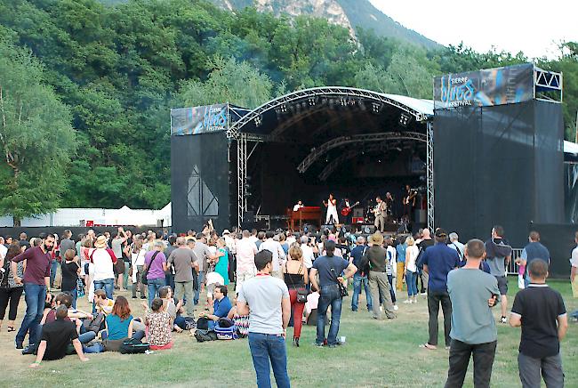 Im Verlauf des Abends bevölkerten immer mehr Blues-Freunde das Festivalgelände. 