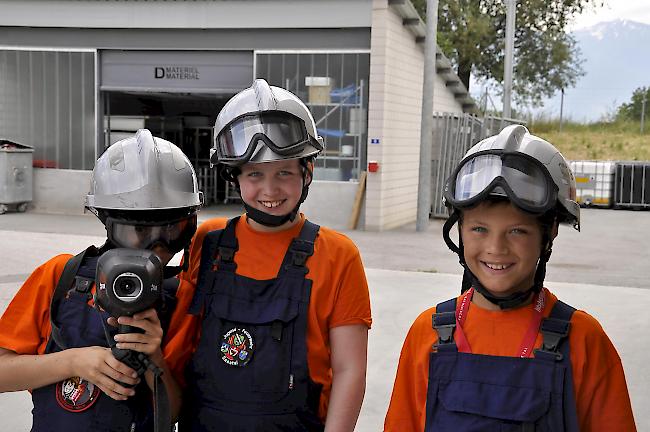 Benjamin Fux, Noe Noti und Noah Lengen (von links) vor ihrem Einsatz beim Absuchen im Brandhaus.