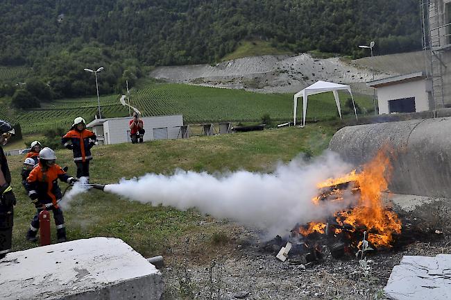 Einsatz von verschiedenen Kleinlöschgeräten zur Brandbekämpfung.