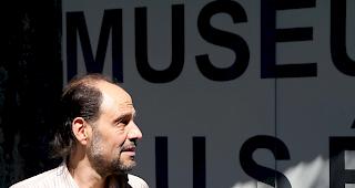 Gepanzerte Barriere. Festungskurator Werner Bellwald vor der massiven Eingangst&uuml;re, ...