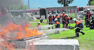 Heisser Einsatz. Am Posten &laquo;Kleinl&ouml;schger&auml;te&raquo; durften die jungen Feuerwehrm&auml;nner und -frauen die verschiedenen L&ouml;schger&auml;te ausprobieren. 