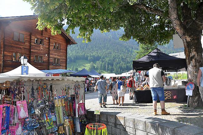 Festlaune. Bei strahlendem Sonnenschein präsentieren die Aussteller ihre Ware.
