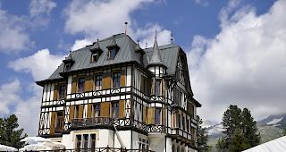 Ap&eacute;ro mit geladenen G&auml;sten vor dem Prachtsbau.