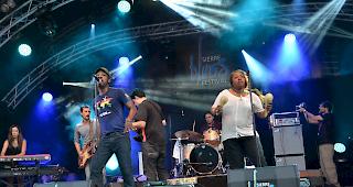 Playing for Change verf&uuml;hrten das Publikum mit schwungvollen Kl&auml;ngen aus verschiedensten Regionen der Welt.