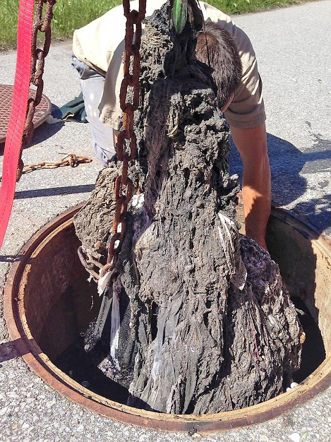 Reissfeste Materialien wie Windeln oder Binden können die Abwasser Pumpen verstopfen.