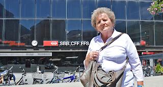 Josette Cuerel mit der beim &Uuml;berfall entrissenen Tasche: &laquo;Ich bin noch heute v&ouml;llig traumatisiert.&raquo;