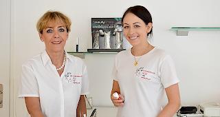 Lehrmeisterin Elly Schweizer (l.) mit der Lernenden Lara M&uuml;ller.