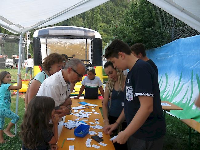 Jugendliche und Erwachsene in der Begegnungszone der Jugendarbeitsstelle Visp.