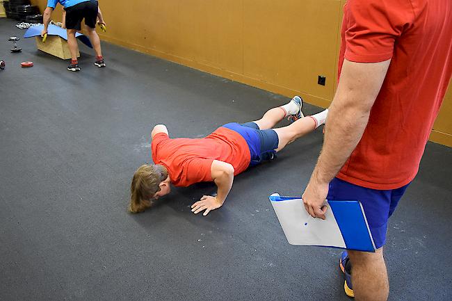 Die Spieler des EHC Visp bereiten sich mit Balance- und Fitnessübungen auf die Saison vor.