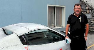 Kampf-Flieger. Christoph Blatter vor seinen umgeklebten Ferrari. Der Druck der Folie erscheint teils t&auml;uschend echt.