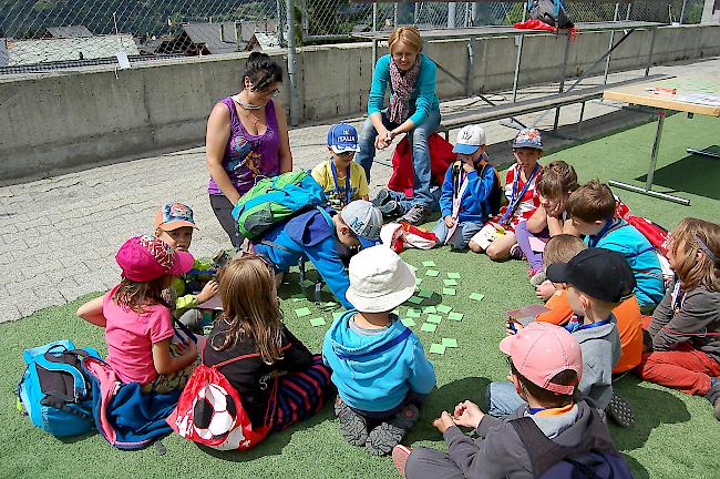 Kindergruppe beim Detektivspiel