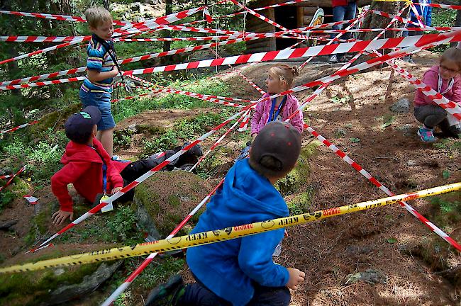 Eine Kindergruppe beim Detektivspiel. 