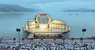 Muschel. Das eindr&uuml;ckliche B&uuml;hnenbild auf dem Wasser des Thunersees kommt 2016 als riesige Muschel daher. 