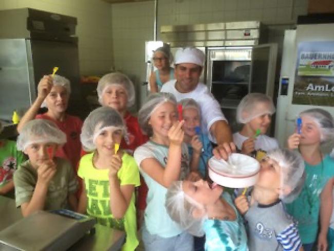 Der Ferienpass führt die teilnehmenden Kinder zum Glace machen. 