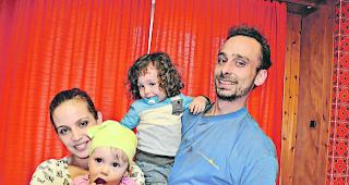 Wieder gl&uuml;cklich vereint. Laura mit Mutter C&acirc;ndida Ribeiro, Br&uuml;derchen Gon&ccedil;alo und Papa Diogo Rodrigues Ribeiro.  