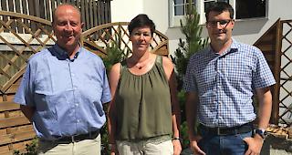 Von links: Roger Kalbermatten (Gemeindepr&auml;sident), Sandra Kalbermatten (Gemeinderichterin) und Markus Supersaxo (Gemeinderatskandidat).