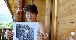 H&eacute;l&egrave;ne Zbinden mit einem Bild ihres Vaters: &laquo;Vielleicht kann mir jemand einen Hinweis geben.&raquo;