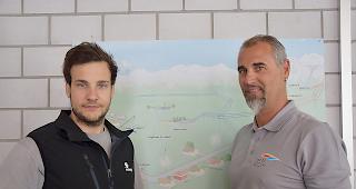 Lehrling Lars Schmidhalter (l.) mit seinem Lehrmeister Fabian Eggel.