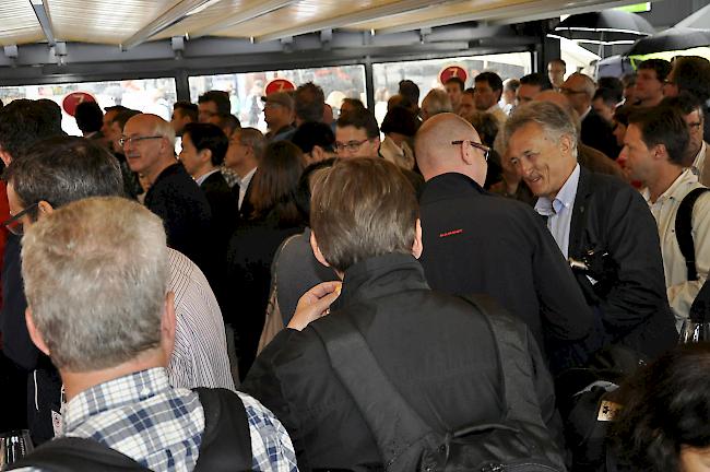 Die geladenen Gäste suchten Schutz unter dem Dach während den Reden und der Verpflegung mit Häppchen.