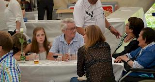 Jung und Alt feierte am Sonntag das 25-j&auml;hrige Jubil&auml;um des Alters- und Pflegeheims St. Antonius in Saas-Grund. Mit kritischem Blick be&auml;ugt die junge Dame den Fotografen.