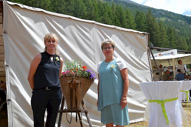 Ingrid Berchtold, Pflegeleiterin (links) und Patricia Pfammatter, Heimleiterin des Altersheims St. Antonius, vor dem Festzelt.