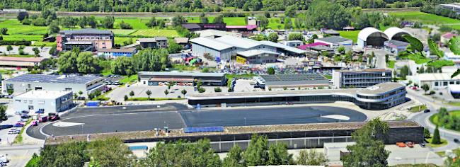 Viel Abstellplatz. Die Zollanlage mit durchgehendem Silberstreifen kommt ohne Ecken und Kanten aus und hat gewisse Ähnlichkeiten mit einer Rennbahn oder einem offenen Leichtathletikstadion.  