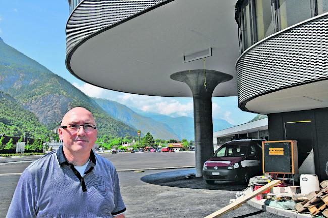 Eröffnung der neuen Zollanlage in Gamsen: Zollinspektor Christian Flück vor dem eigentlichen Prunkstück der Anlage. 