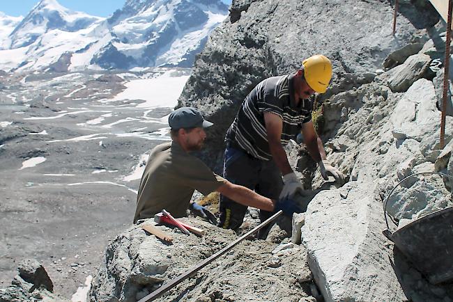 Arbeiten an einer breiteren Treppe, bei deren Entstehung das Prinzip des Trockensteinmauerbaus angewendet wird. 