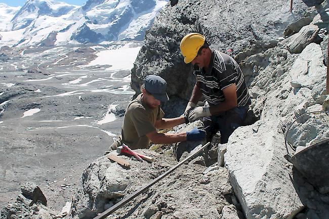 Arbeiten in der Senkrechte. Bau einer Trockenstein-Treppe. 