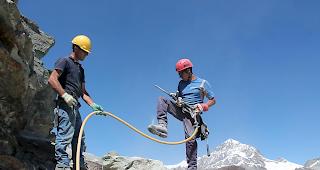 Seit rund zwei Wochen sind insgesamt acht Arbeiter zweier Baufirmen mit der Sanierung des H&ouml;rnliwegs besch&auml;ftigt. Bei der schweisstreibenden Arbeit am Abgrund, gilt es, nicht den Boden unter den F&uuml;ssen zu verlieren. 