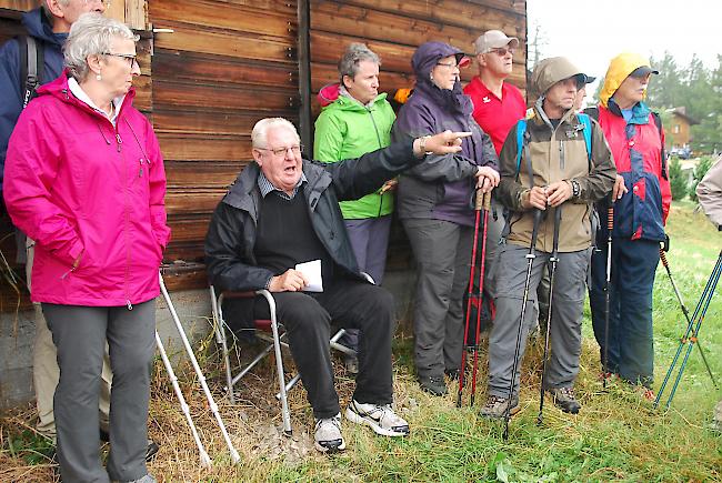 Im Nieselregen erklärte Bruno Pfammatter, wie das Bewässerungssystem mit den Suonen einst und teilweise auch heute noch funktioniert. 