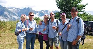 Gerade rechtzeitig als die Gruppe beim ersten Stand ankam, begann sich das Wolkenmeer zu lichten.