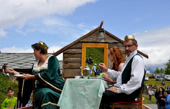 Der Tisch ist gedeckt, das Mahl für den König reichlich angerichtet.