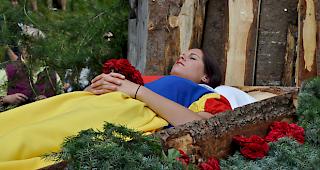 &laquo;Schlafendes&raquo; Schneewittchen m&auml;rchenhaft inszeniert